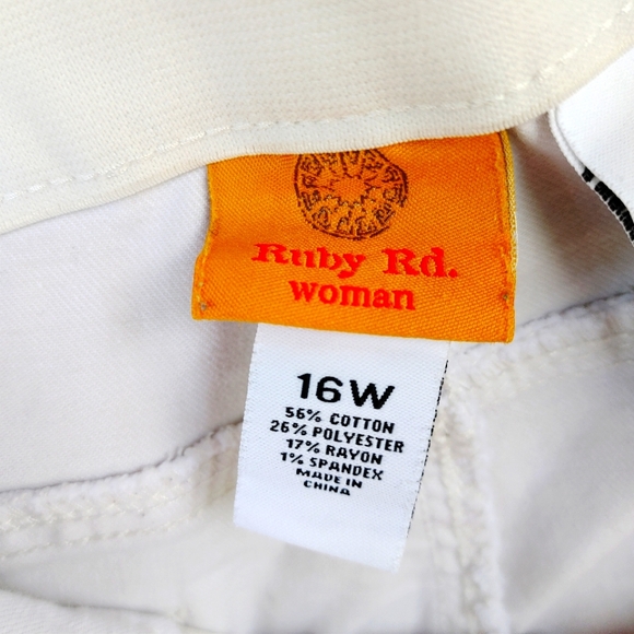 Ruby Rd. White Denim Cropped Jeans (16W) - Picture 4 of 10